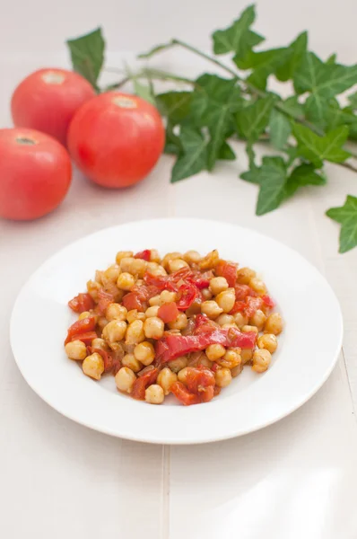 Тарелка с горохом и салатом из помидоров — стоковое фото
