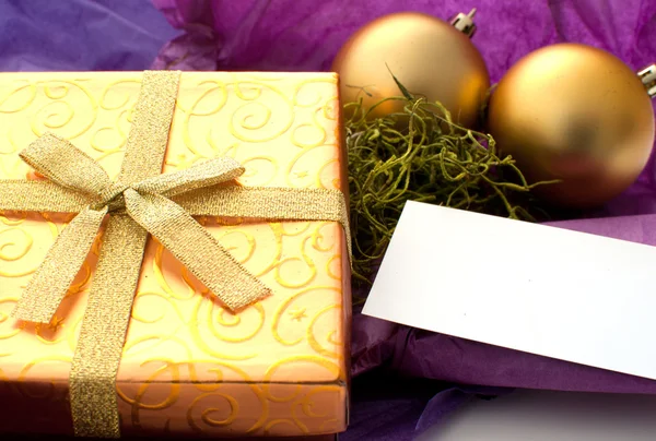 Gift box with space for text on card — Stock Photo, Image