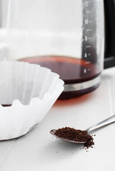 Cuillère de café moulu, filtre et carafe — Photo