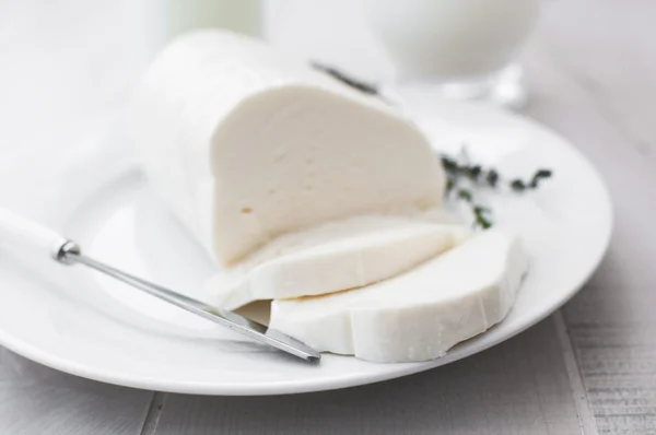 Färsk skivad mozzarella — Stockfoto