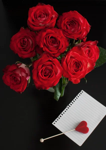 红玫瑰与空卡 — 图库照片