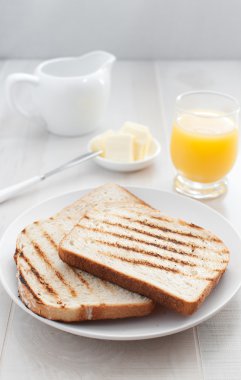 Kahvaltıda kızarmış ekmek