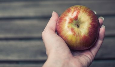 Olgun kadın holding elma