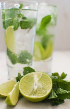 limon ve nane içecek