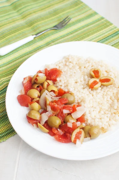 Фаршированные оливки и томатный салат — стоковое фото