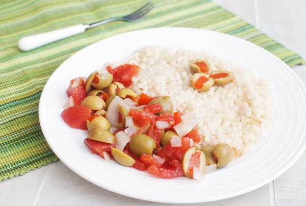 Gefüllte Oliven und Tomatensalat — Stockfoto