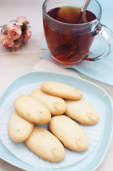 Cookies te och blommor ovanifrån — Stockfoto