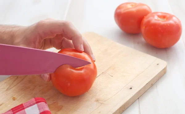 Hombre cortando tomate —  Fotos de Stock