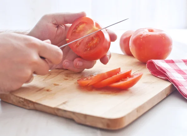 Hombre cortando tomate —  Fotos de Stock