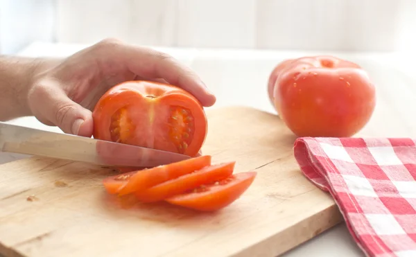 Hombre cortando tomate —  Fotos de Stock