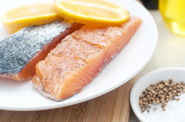 Lachsfilets gesalzen — Stockfoto