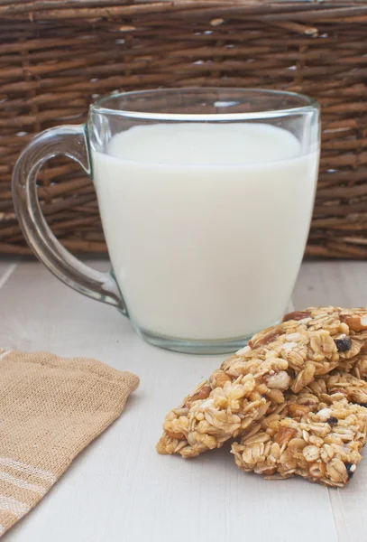 Milch und Müsliriegel — Stockfoto