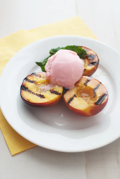 Melocotones a la parrilla y helado — Foto de Stock