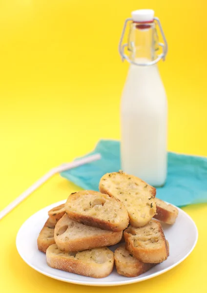 Croutons ve süt — Stok fotoğraf