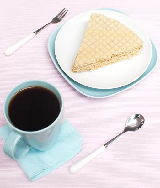 Un gâteau et une tasse de café — Photo