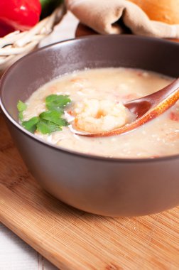 karides kremalı sebze çorbası