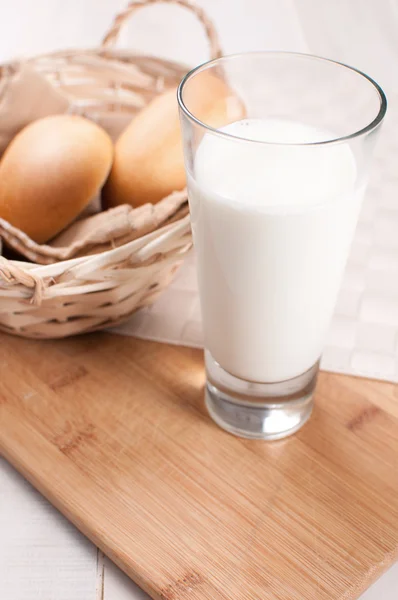 Pohár tej és zsemle vagy vacsora tekercsben — Stock Fotó