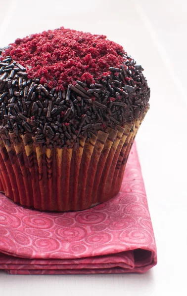 Red velvet muffin with chocolate sprinkles — Stock Photo, Image