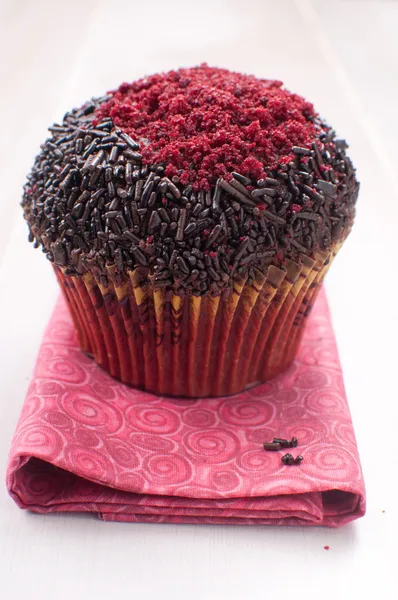 Červená Sametová muffin s čokoládové sypání — Stock fotografie