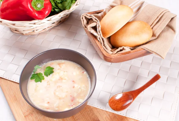 해산물 수프, 야채, 빵으로 저녁 식사 — 스톡 사진