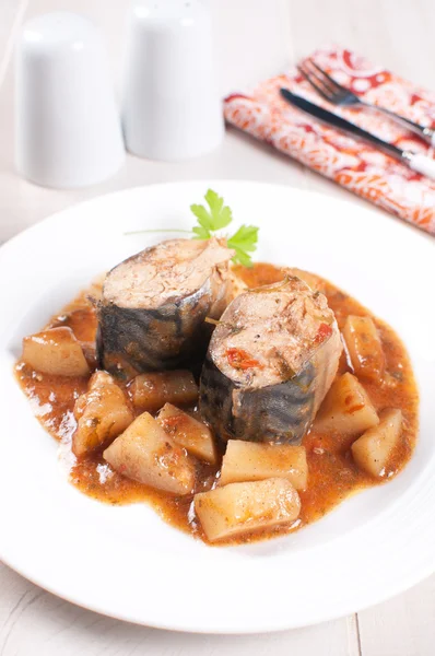 Cooked mackerel with potato and tomato stew — Stock Photo, Image