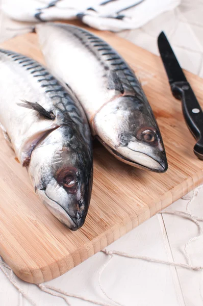 Cuisson de poisson maquereau cru sur planche à découper — Photo