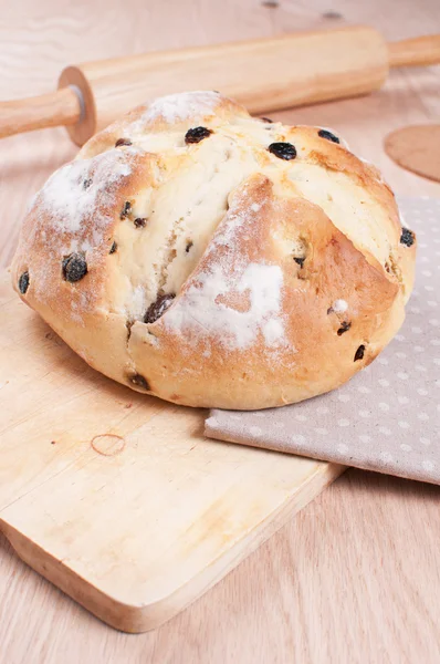 Domácí chléb na dřevěné desce — Stock fotografie