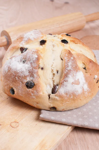 Hembakat runda bröd med russin — Stockfoto