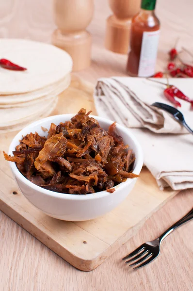 Carne lenta cotta di maiale tirato e tortillas pitas — Foto Stock