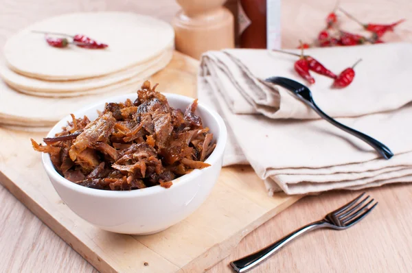 Maiale messicano tirato con spezie e tortillas — Foto Stock