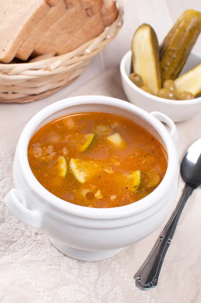 Hausgemachte Suppe mit Essiggurken und Brot — Stockfoto