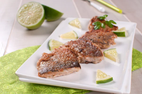 Filetes de pescado blanco frito crujiente con lima — Foto de Stock