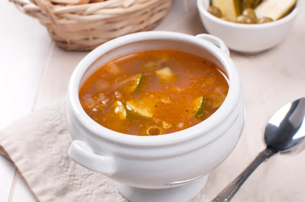 Sopa de tomate con pescado, aceitunas y lima —  Fotos de Stock