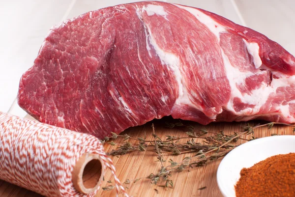 Asado de cerdo con hierbas y especias y torzal — Foto de Stock