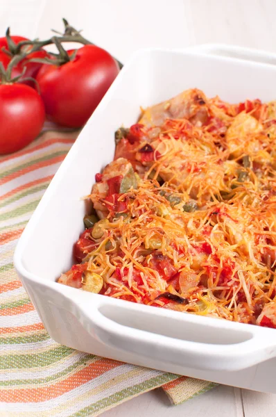 Carne di pollame al forno con pomodori e verdure al formaggio — Foto Stock