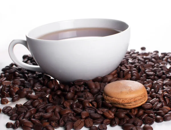 Káva s francouzským zákusek makarónek cookie — Stock fotografie