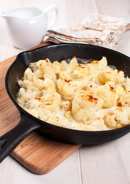 Baked cauliflower with bechamel sauce — Stock Photo, Image