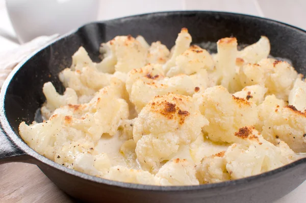 Fleurs de chou-fleur adossées au fromage et au bechamel — Photo