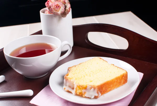 Çay bir tepsi ile limonlu kek — Stok fotoğraf