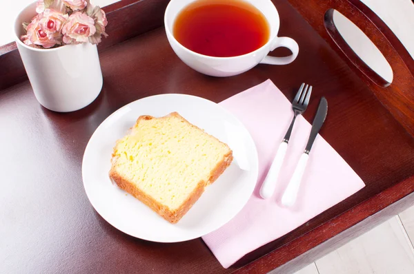Bandeja com chá de café da manhã e pão de limão — Fotografia de Stock