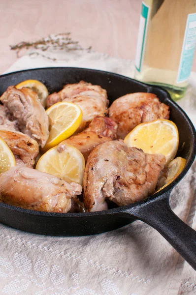 Frango cozido com limão e vinho de chicote — Fotografia de Stock