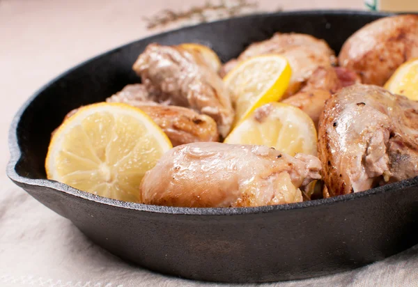 Chicken thighs with lemon — Stock Photo, Image