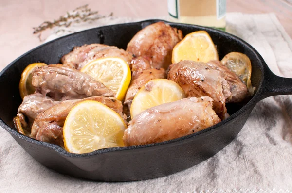 Курица с ломтиками лимона, вином и травами — стоковое фото