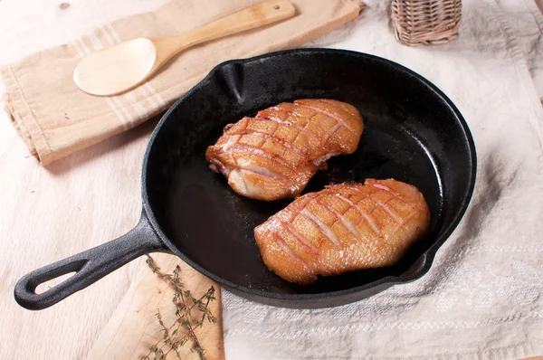 Frigideira com peito de pato de cozinha — Fotografia de Stock