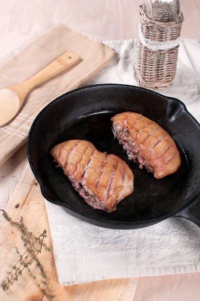 Poitrine de canard avec peau coupée — Photo