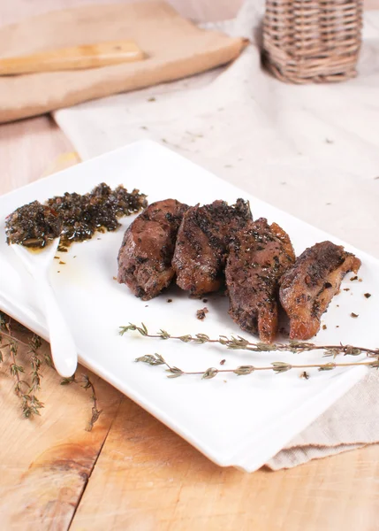 Pato de peito fatias fritas com molho verde — Fotografia de Stock