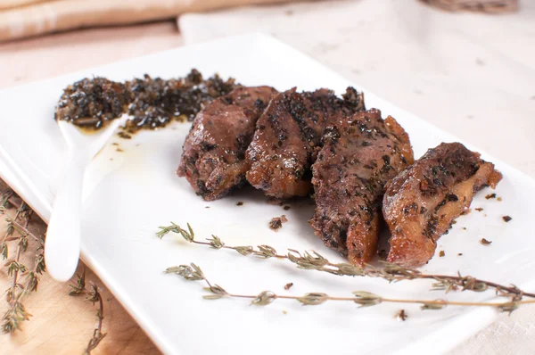 Salsa de hierbas y pechuga de pato cortada frita —  Fotos de Stock