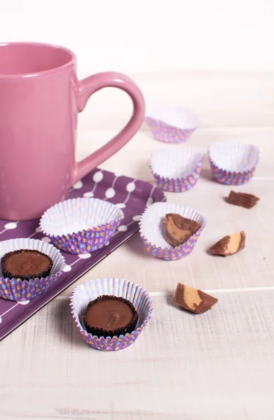 Cupcakes au chocolat manger avec tasse — Photo