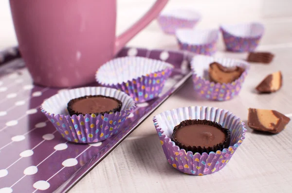 Eten pindakaas bekers — Stockfoto