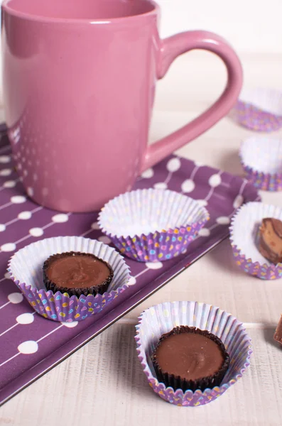 Copo rosa e cupcakes de chocolate — Fotografia de Stock